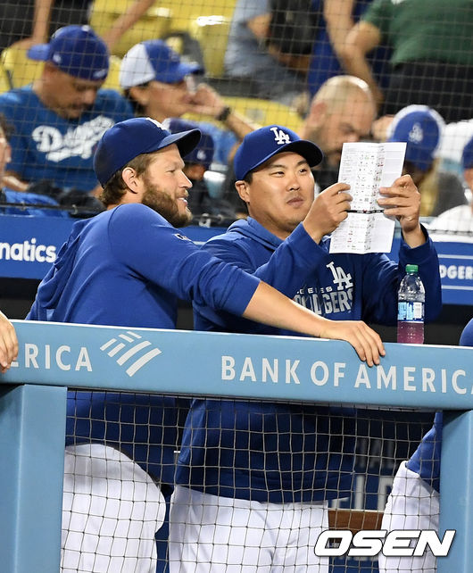 [OSEN=로스앤젤레스(미 캘리포니아주), 지형준 기자]8회초 다저스 커쇼와 류현진이 더그아웃에서 분석표를 살피며 이야기 나누고 있다. /jpnews@osen.co.kr