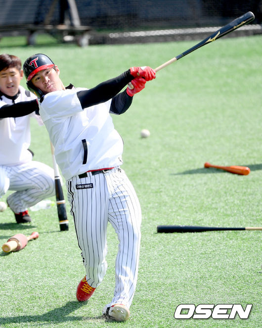[OSEN=잠실, 김성락 기자] 오지환이 우타로 타격 훈련을 하고 있다. /ksl0919@osne.co.kr
