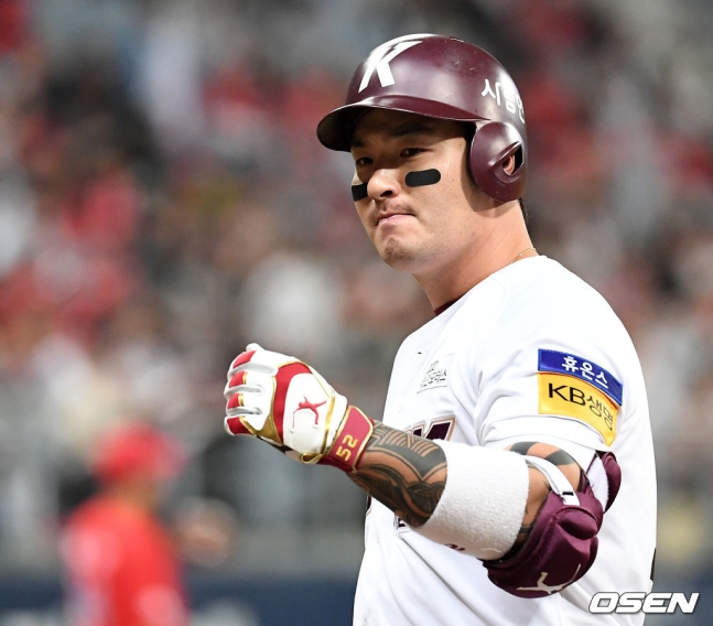 [OSEN=이대선 기자] 17일 오후 서울 고척스카이돔에서 ‘2019 신한은행 MYCAR KBO리그’ 플레이오프 3차전 키움 히어로즈와 SK 와이번스의 경기가 열렸다.3회말 2사 2루에서 키움 박병호가 좌전 적시타를 치고 환호하고있다. /sunday@osen.co.kr