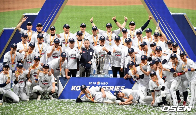 [OSEN=고척, 지형준 기자] 2019년 두산 베어스는 ‘미라클두’였다. 두산은 26일 서울 고척스카에돔에서 열린 ‘2019 신한은행 MY CAR KBO리그 포스트시즌’ 키움 히어로즈와의 한국시리즈에서 11-9로 짜릿한 역전 승리를 거뒀다. 두산은 4연승으로 한국시리즈 우승에 성공했다. 두산 선수단이 우승 기념 촬영을 하고 있다. /jpnews@osen.co.kr
