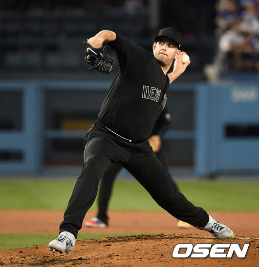 [OSEN=LA(미국 캘리포니아주), 최규한 기자]2회말 무사에서 뉴욕 양키스 선발투수 제임스 팩스턴이 역투하고 있다. /dreamer@osen.co.kr