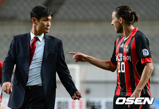 [OSEN=서울월드컵경기장, 곽영래 기자]승리를 거둔 Fc 서울 최용수 감독과 데얀이 이야기를 나누고 있다./youngrae@osen.co.kr