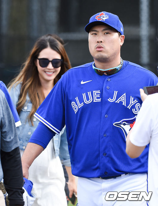 [OSEN=더니든(미국 플로리다주),박준형 기자]류현진이 아내 배지현 아나운서와 인사를 하고 버스로 이동하고 있다. /  soul1014@osen.co.kr