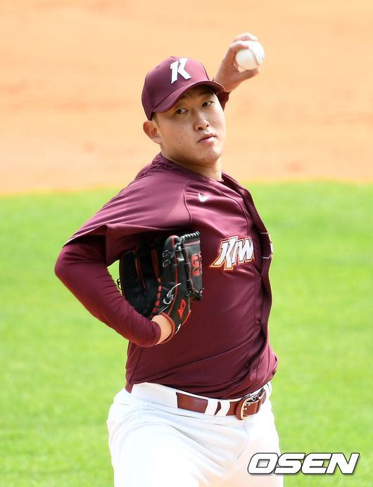 [OSEN=잠실, 이대선 기자]1회말 무사에서 키움 선발투수 윤정현이 역투하고 있다. /sunday@osen.co.kr