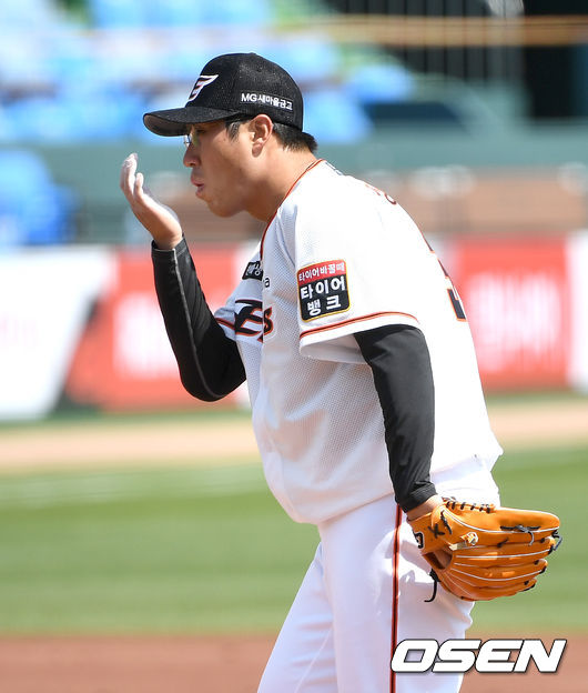 [OSEN=대전, 최규한 기자] 23일 오후 대전 한화생명이글스파크에서 한화 이글스와 KIA 타이거즈의 연습경기가 열렸다.1회초 한화 선발 장민재가 투구를 앞두고 로진을 불고 있다. / dreamer@osen.co.kr