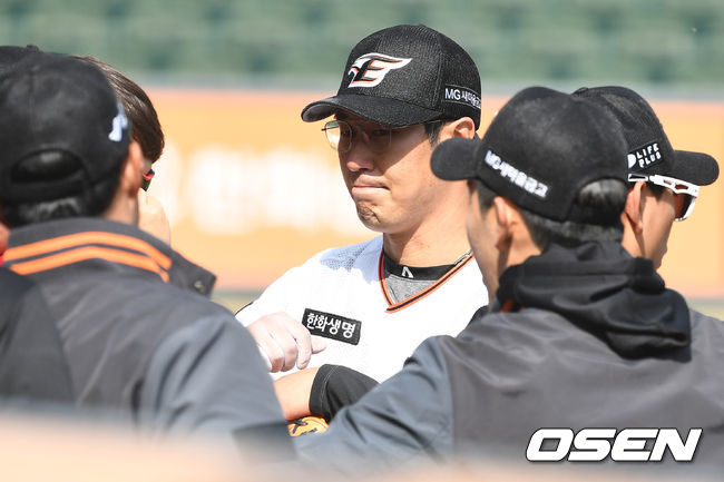 [OSEN=대전, 최규한 기자] 23일 오후 대전 한화생명이글스파크에서 한화 이글스와 KIA 타이거즈의 연습경기가 열렸다.5회초 KIA 공격을 삼자범퇴로 막아낸 한화 선발 장민재가 더그아웃으로 향하며 동료들과 인사를 나누고 있다. / dreamer@osen.co.kr