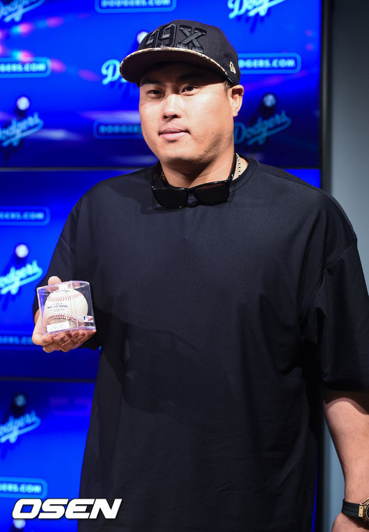 [OSEN=LA(미국 캘리포니아주),박준형 기자]경기종료 후 인터뷰에서 류현진이 홈런볼을 가지고 포즈를 취하고 있다. / soul1014@osen.co.kr