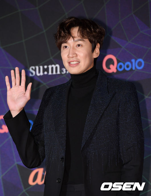 [OSEN=나고야(일본), 조은정 기자] 4일 오후 일본 나고야돔에서 ‘2019 MAMA(2019 Mnet Asian Music Awards)’가 열렸다.'2019 MAMA’에는 두아 리파(Dua Lipa), BTS(방탄소년단), TWICE(트와이스), 몬스타 엑스(MONSTA X), GOT7(갓세븐), 세븐틴(Seventeen), 마마무, 청하, 있지(ITZY), 투모로우바이투게더(TOMORROW X TOGETHER), 에이티즈, 원어스, 웨이션브이(WayV), 박진영 등이 무대에 오른다.배우 이광수가 레드카펫 위에서 포즈를 취하고 있다. /cej@osen.co.kr