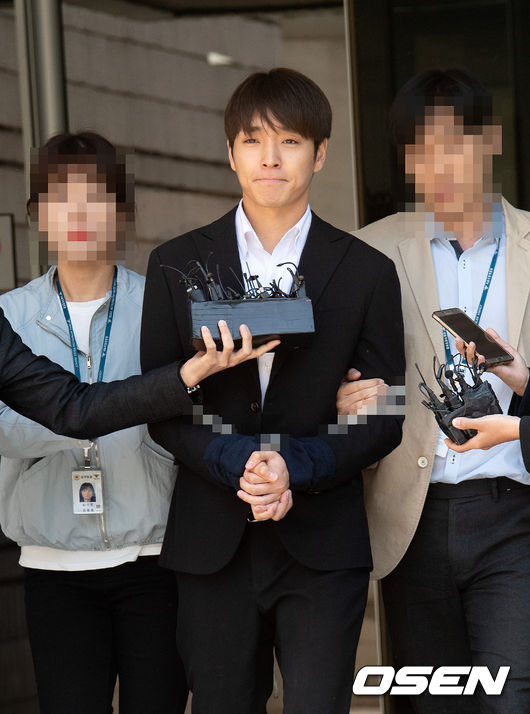 [OSEN=지형준 기자] 가수 최종훈이 9일 서울중앙지방법원에 성폭력처벌법상 준특수강간 등 혐의로 구속 전 피의자심문(영장실질심사)을 마치고 포승줄에 묶인 채 법원을 나서고 있다. /jpnews@osen.co.kr