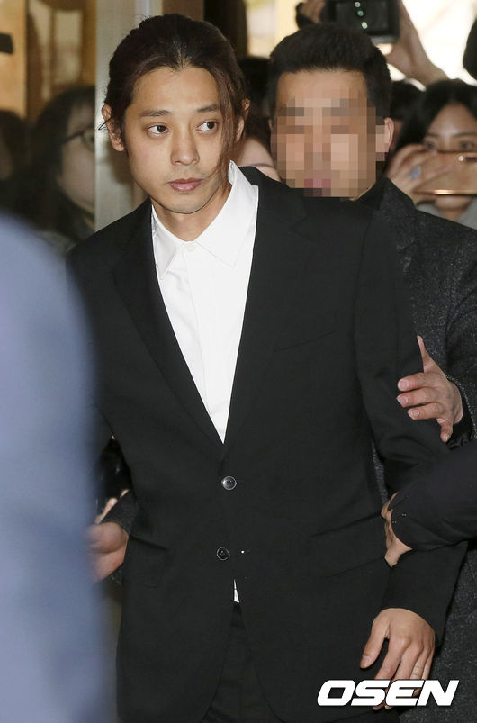 [OSEN=이대선 기자] 14일 오전 성관계 동영상 불법 촬영-유포 논란을 빚은 가수 정준영이 서울지방경찰청 광역수사대에 피의자 신분으로 출석했다.가수 정준영이 출석하고 있다./sunday@osen.co.kr