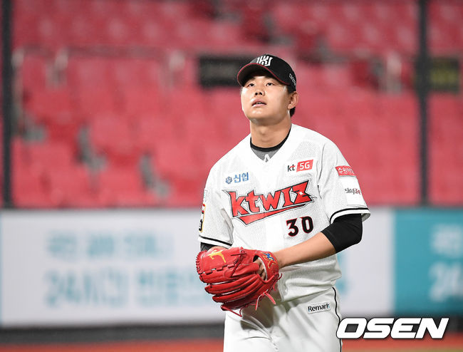 [OSEN=수원 , 곽영래 기자]5회초 이닝을 마친 KT 소형준이 더그아웃으로 들어오고 있다. /youngrae@osen.co.kr