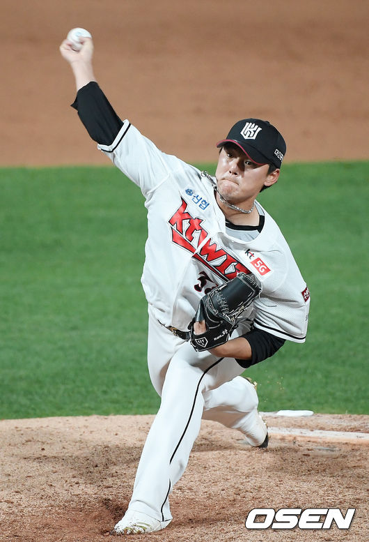 [OSEN=수원, 민경훈 기자]7회초 마운드에 오른 KT 주권이 힘차게 공을 뿌리고 있다. /rumi@osen.co.kr