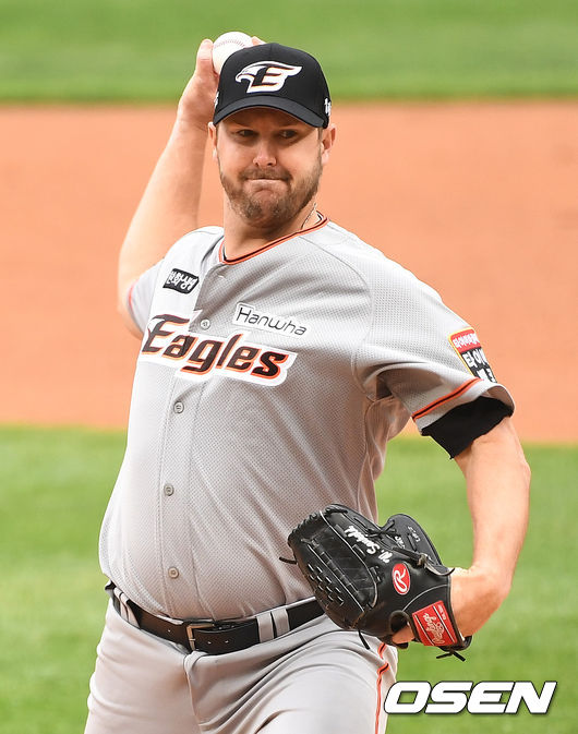 [OSEN=최규한 기자]한화 선발 서폴드가 힘차게 공을 뿌리고 있다./ dreamer@osen.co.kr