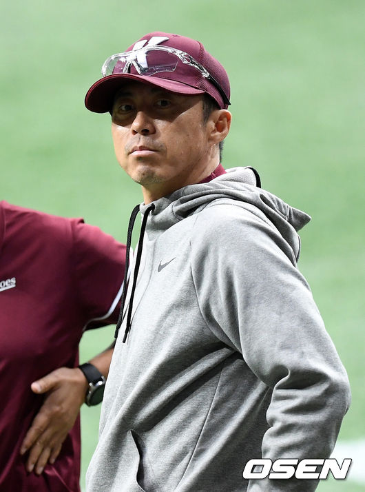 [OSEN=고척, 이대선 기자]경기에 앞서 키움 손혁 감독이 훈련 중인 선수들을 바라보고 있다. /sunday@osen.co.kr