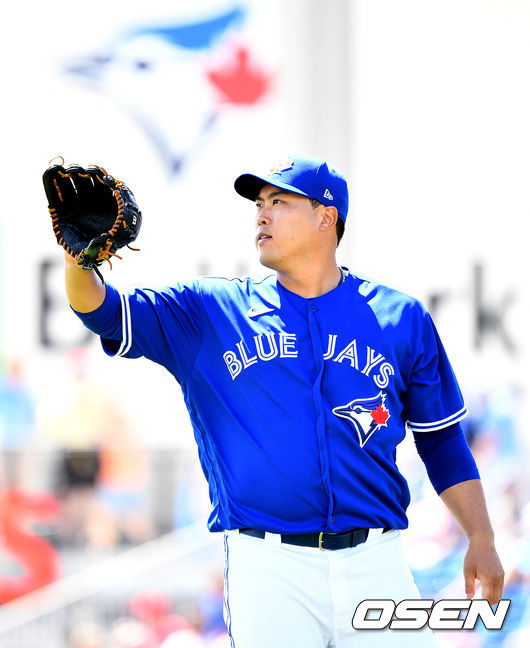 [OSEN=더니든(미국 플로리다주) ,최규한 기자]토론토 선발 류현진이 투구를 준비하며 공을 건네받고 있다. / dreamer@osen.co.kr