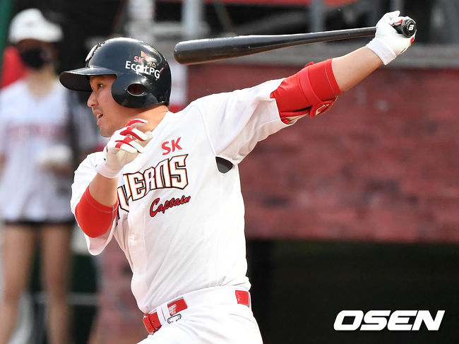 [OSEN=인천, 최규한 기자]3회말 2사 1, 2루 상황 SK 최정이 다시 앞서가는 1타점 적시타를 날리고 있다. / dreamer@osen.co.kr