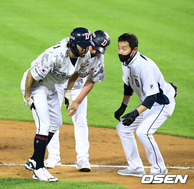 [OSEN=잠실, 지형준 기자]7회말 2사 1,2루에서 1루주자 두산 오재원이 김재호의 적시타에 3루로 향하는 과정에서 햄스트링 부상을 당하며 괴로워하고 있다. /jpnews@osen.co.kr