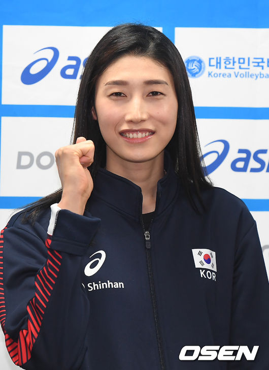 [OSEN=계양, 곽영래 기자]  22일 오후 인천 계양체육관에서 배구대표팀 기자회견이 진행됐다. 여자배구 대표팀 김연경이 포토타임을 갖고 있다. /youngrae@osen.co.kr