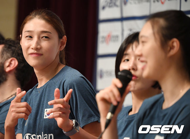 [OSEN=진천, 곽영래 기자]김연경, 이재영, 양효진이 질문에 답변하고 있다. /youngrae@osen.co.kr