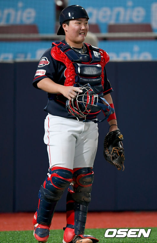 [OSEN=수원, 김성락 기자] 7일 오후 수원 KT위즈파크에서 ‘'2020 신한은행 SOL KBO 리그’ KT 위즈와 롯데 자이언츠의 경기가 열렸다.5회말 2사 3루 상황, KT 배정대의 폭투로 1점을 허용하고 정보근이 아쉬워하고 있다./ksl0919@osen.co.kr