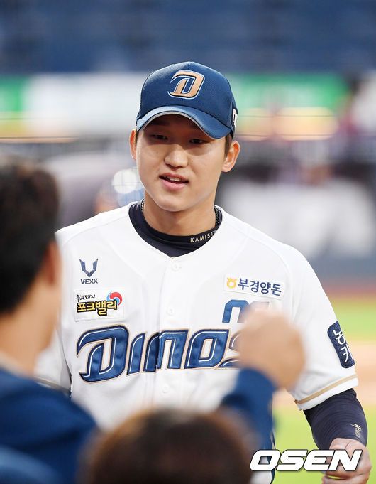 [OSEN=창원, 민경훈 기자]3회초를 마친 NC 선발 구창모가 덕아웃에서 동료들과 기쁨을 나누고 있다./ rumi@osen.co.kr