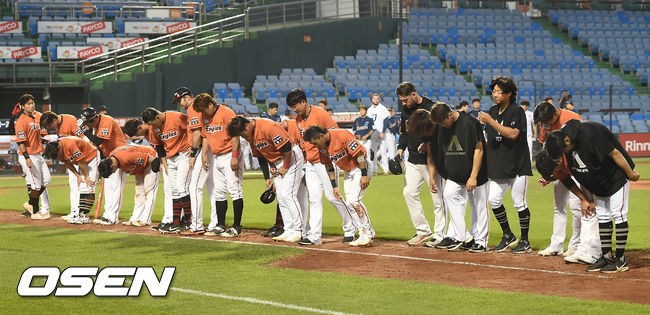 [OSEN=대전, 민경훈 기자]경기를 마치고 한화 선수들이 고개를 떨구며 덕아웃으로 들어오고 있다. / rumi@osen.co.kr