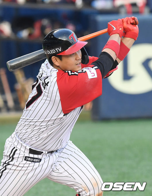 [OSEN=잠실, 조은정 기자] 14일 오후 서울 잠실야구장에서 ‘2020신한은행SOLKBO리그’ LG 트윈스와 롯데 자이언츠의 경기가 열렸다.6회말 1사 만루 LG 유강남이 역전 우전 2타점 적시타를 때려내고 있다. /cej@osen.co.kr