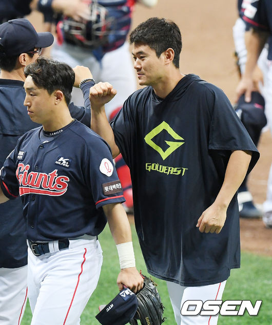 [OSEN=고척, 민경훈 기자]경기를 마치고 롯데 승리투수 노경은이 허문회 감독과 팔꿈치 하이파이브를 하고 있다./ rumi@osen.co.kr