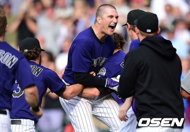[OSEN=쿠어스필드(덴버) 곽영래 기자]연장 10회말 2사 1루 콜로라도 브랜든 반스가 끝내기 안타를 때린 뒤 동료들과 기뻐하고 있다./youngrae@osen.co.kr
