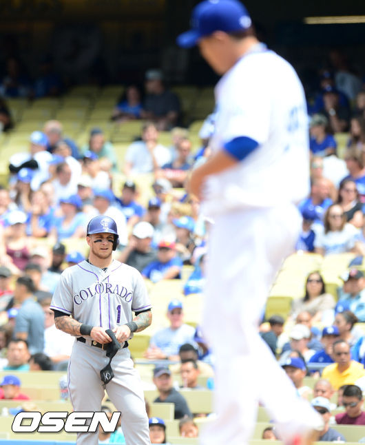 [OSEN=다저스타디움(LA 미국 캘리포니아주), 지형준 기자] 2014년 4월28일(한국시간) 콜로라도-다저스전에서 2회초 2사 주자 만루 콜로라도 반스가 다저스 선발 류현진을 상대로 중전 2타점 적시타를 날린 후 1루에서 류현진을 바라보고 있다. /jpnews@osen.co.kr