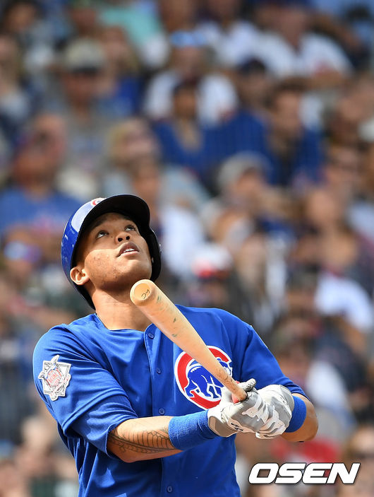 [OSEN=메사(美애리조나), 지형준 기자] 시카고 컵스 애디슨 러셀이 27일(한국시간) 미국 애리조나주 메사에 위치한 홈구장 슬로언 파크에서 개최된 ‘2019시즌 메이저리그 시범경기’ 애리조나 다이아몬드백스전에서 타구를 바라보고 있다. /jpnews@osen.co.kr