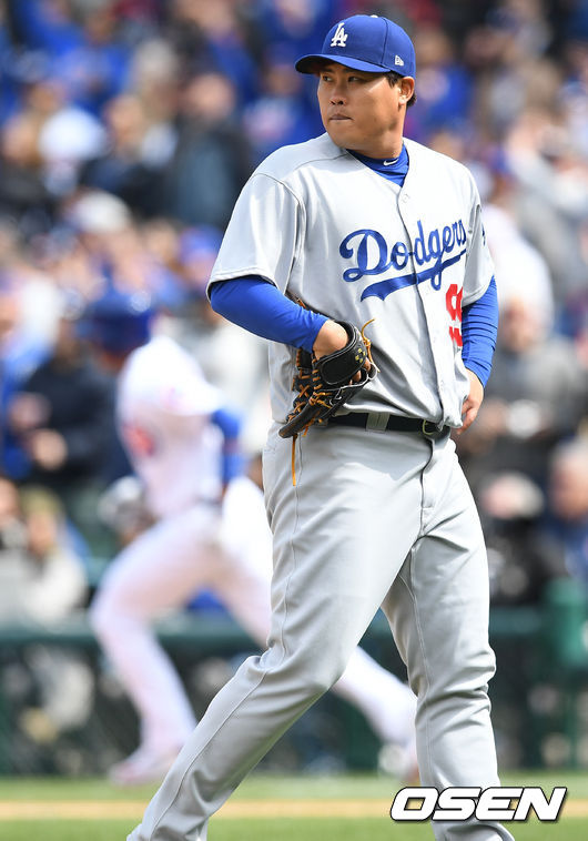 2017년 4월 14일 러셀이 장외홈런을 날리고 1루를 돌 때 류현진이 씁쓸해 하는 모습