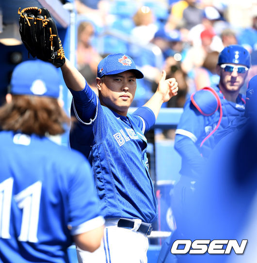 [OSEN=더니든(미국 플로리다주) ,최규한 기자]토론토 선발 류현진이 1회초 등판을 준비하며 기지개를 켜고 있다. /dreamer@osen.co.kr