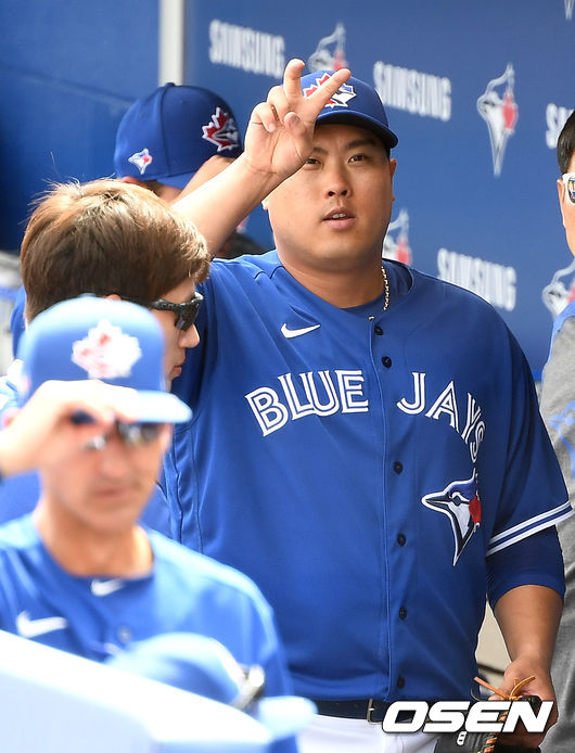 [OSEN=더니든(미국 플로리다주) ,최규한 기자]5회초 1사 까지 무실점 투구를 펼친 토론토 류현진이 더그아웃으로 들어와 아내 배지현을 향한 제스처를 보내고 있다. / dreamer@osen.co.kr