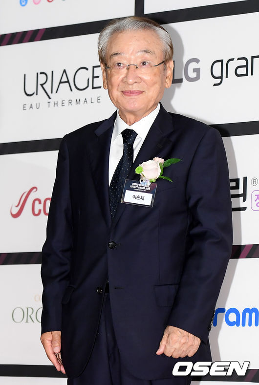 [OSEN=조은정 기자] 8일 오후 서울 중구 서울신라호텔 다이너스티 홀 로비에서 2020 브랜드 고객충성도 대상 포토월 행사가 열렸다.배우 이순재가 포즈를 취하고 있다. /cej@osen.co.kr