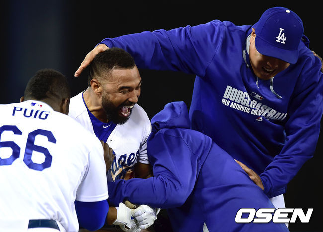 [OSEN=다저스타디움(LA 미국 캘리포니아주), 곽영래 기자]끝내기 안타를 때린 맷 켐프가 동료들에게 축하받고 있다./youngrae@osen.co.kr
