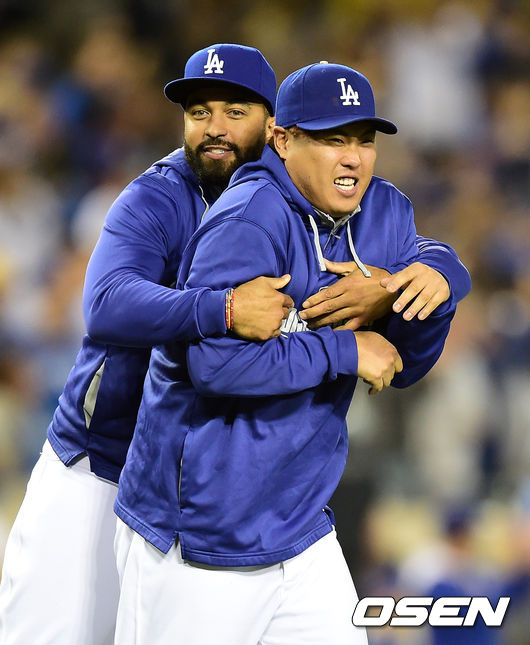 [OSEN=다저스타디움(LA 미국 캘리포니아주), 지형준 기자]경기후 다저스 맷 켐프와 류현진이 장난을 치며 승리 하이파이브를 하기 위해 그라운드에 들어서고 있다. /jpnews@osen.co.kr