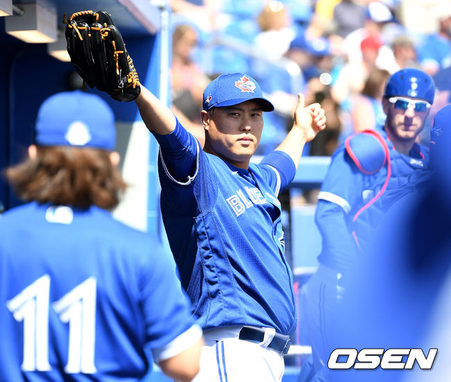 [OSEN=더니든(미국 플로리다주) ,최규한 기자]경기 시작을 앞두고 토론토 선발 류현진이 기지개를 켜고 있다. / dreamer@osen.co.kr