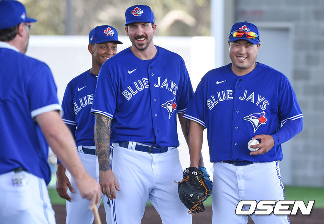 [OSEN=더니든(미국 플로리다주),박준형 기자]토론토 류현진이 18일(한국시간) 미국 플로리다주 더니든 바비 매틱 트레이닝 센터에서 2020 토론토 블루제이스 스프링캠프에서 훈련을 가졌다.류현진이 미소 짓고 있다. / soul1014@osen.co.kr