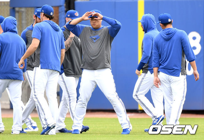 [OSEN=더니든(미국 플로리다주) ,최규한 기자]토론토 류현진을 비롯한 선수들이 외야에서 몸을 풀고 있다. /dreamer@osen.co.kr