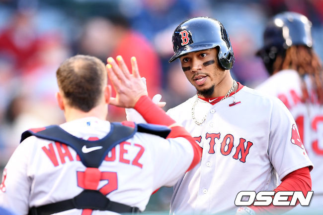 [OSEN=애너하임(미 캘리포니아주), 곽영래 기자] 보스턴 시절 무키 베츠가 솔로 홈런을 때린 뒤 동료들과 하이파이브를 하고 있다. / youngrae@osen.co.kr