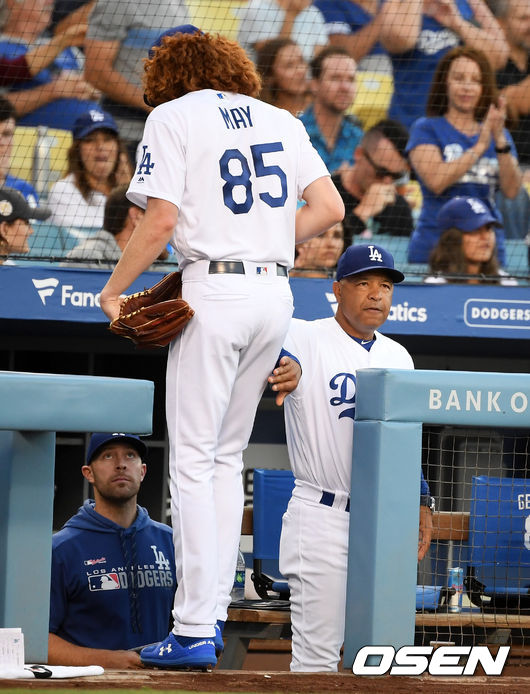[OSEN=로스앤젤레스(미 캘리포니아주), 지형준 기자]1회초 수비를 마치고 다저스 로버츠 감독이 메이를 격려하고 있다. /jpnews@osen.co.kr
