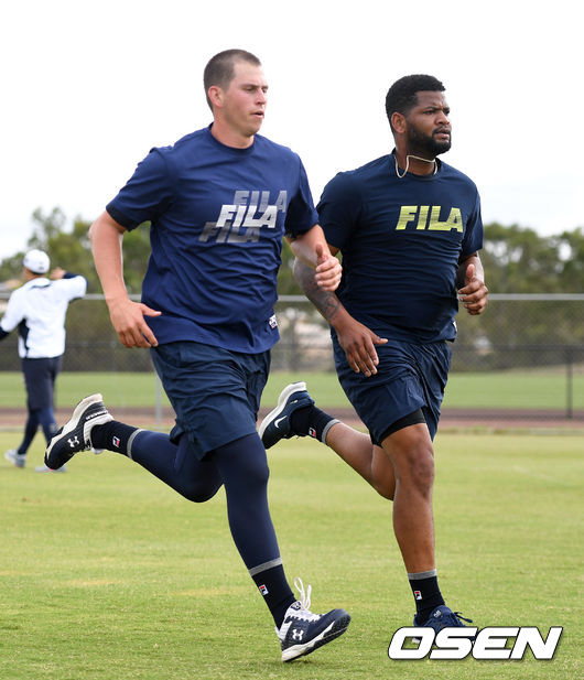 [OSEN=멜버른(호주), 이대선 기자] 두산 베어스의 2020 스프링캠프가 11일(한국시간) 호주 빅토리아주 질롱 베이스볼 센터에서 진행됐다.두산 프렉센과 알칸타라가 러닝을 하고 있다. /sunday@osen.co.kr