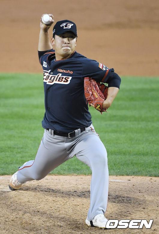 [OSEN=잠실, 곽영래 기자] 5일 오후 서울 잠실야구장에서 '2020 신한은행 SOL KBO리그' 두산 베어스와 한화 이글스의 경기가 열렸다.8회말 한화 강재민이 역투하고 있다. /youngrae@osen.co.kr