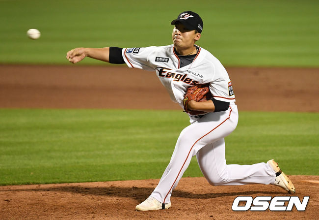 [OSEN=대전, 최규한 기자]6회초 무사 1, 2루 상황 마운드에 오른 한화 투수 강재민이 힘차게 공을 뿌리고 있다. / dreamer@osen.co.kr