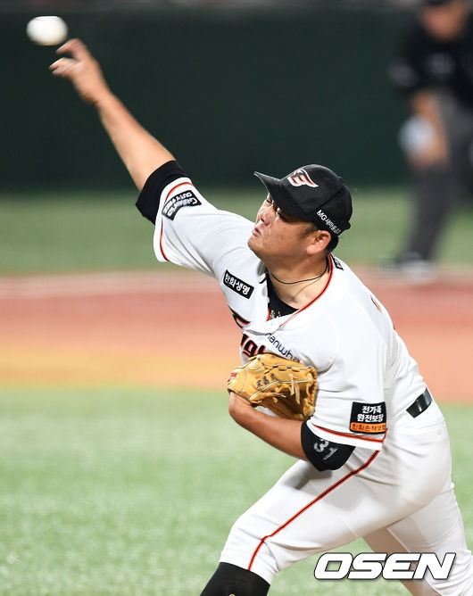 [OSEN=청주, 최규한 기자]8회초 2사 주자없는 상황 kt 정현을 상대로 한화 투수 송창식이 힘차게 공을 뿌리고 있다. /dreamer@osen.co.kr