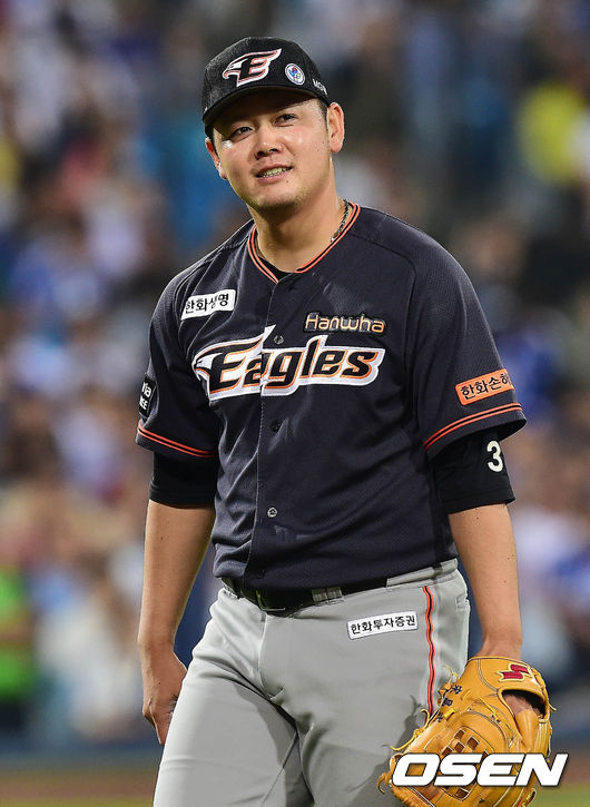 [사진] 한화 송창식이 기뻐하며 덕아웃으로 향하고 있다. /OSEN DB