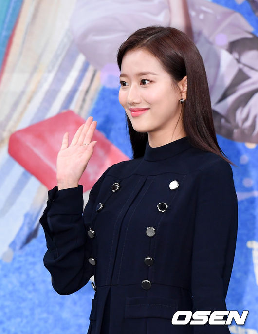 [OSEN=지형준 기자]배우 이나은이 포토타임을 하고 있다./jpnews@osen.co.kr