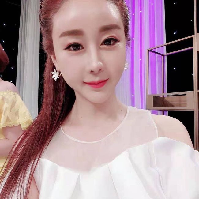 [OSEN=인천, 곽영래 기자] 21일 오전 인천 파라다이스시티 스튜디오 파라다이스에서 TV조선 '아내의 맛' 100회 특집 포토행사가 열렸다.함소원, 진화 부부가 포토타임을 갖고 있다. /youngrae@osen.co.kr