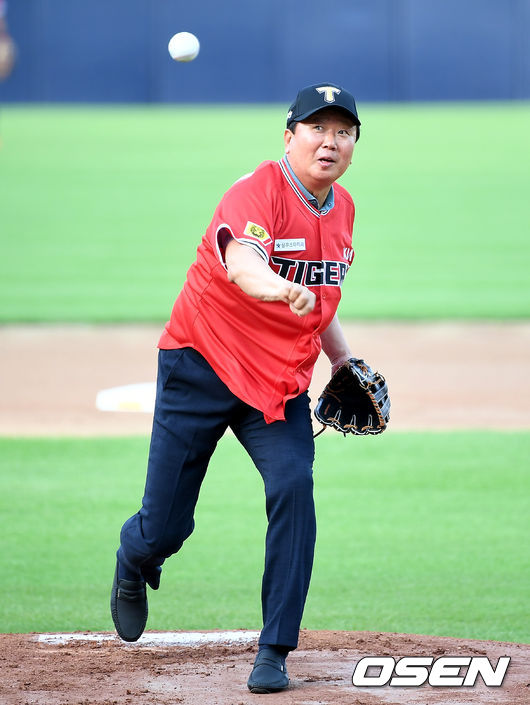 [OSEN=광주, 김성락 기자] 25일 광주 KIA챔피언스필드에서 ‘2020 신한은행 SOL KBO리그’ KIA 타이거즈와 삼성 라이온즈의 경기가 열렸다.경기 시작 전 선동열 전 감독이 시구를 하고 있다./ksl0919@osen.co.kr